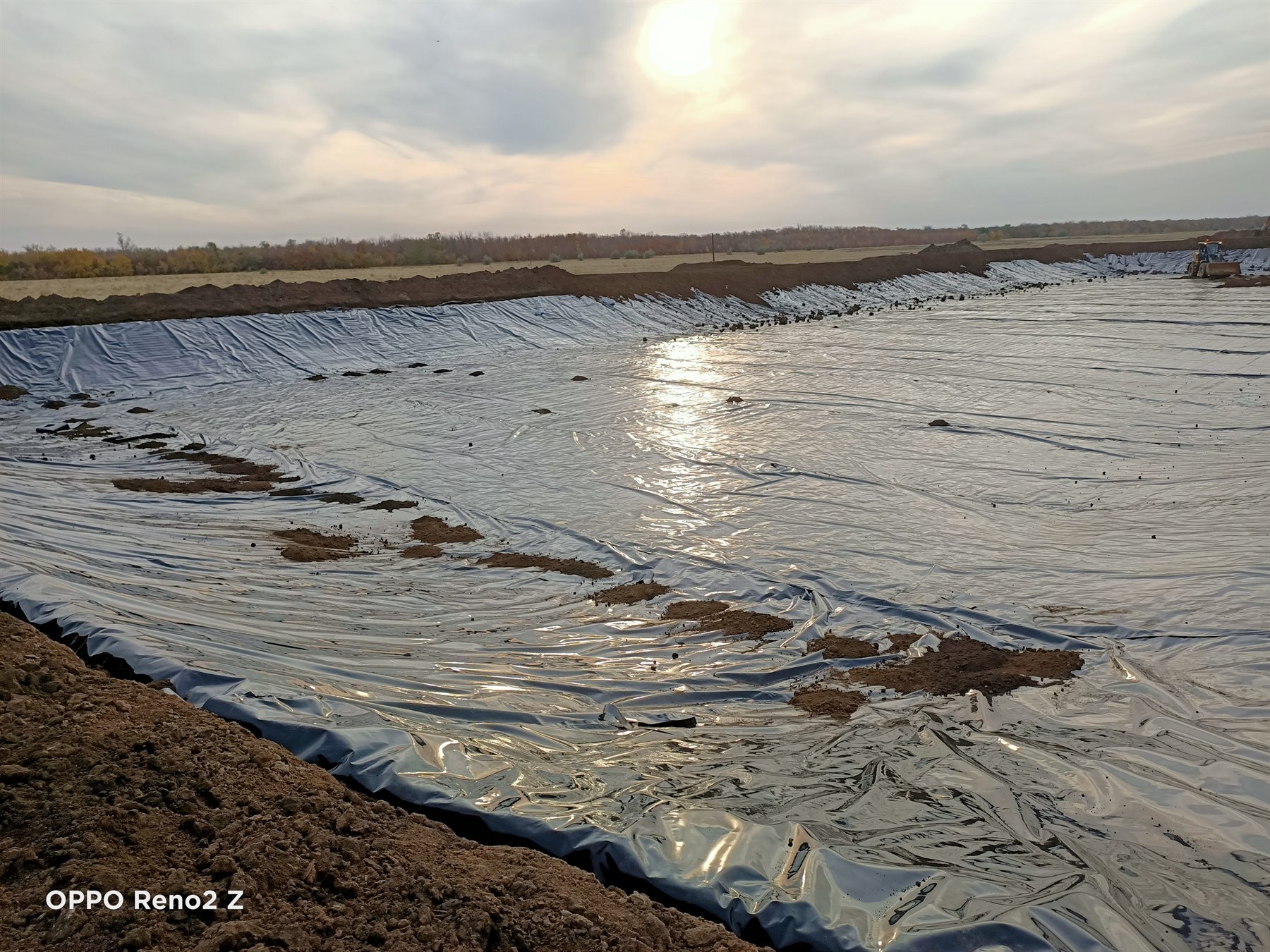 Монтаж геомембраны на накопителе